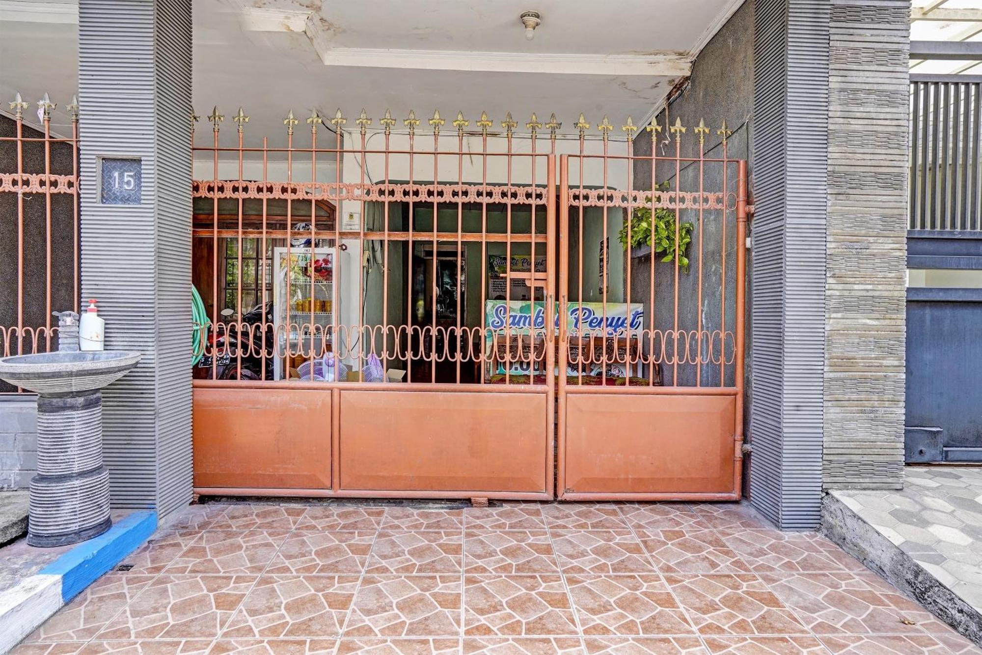 Spot On 91716 Kost Yy Syariah Hotel Mojokerto Exterior foto